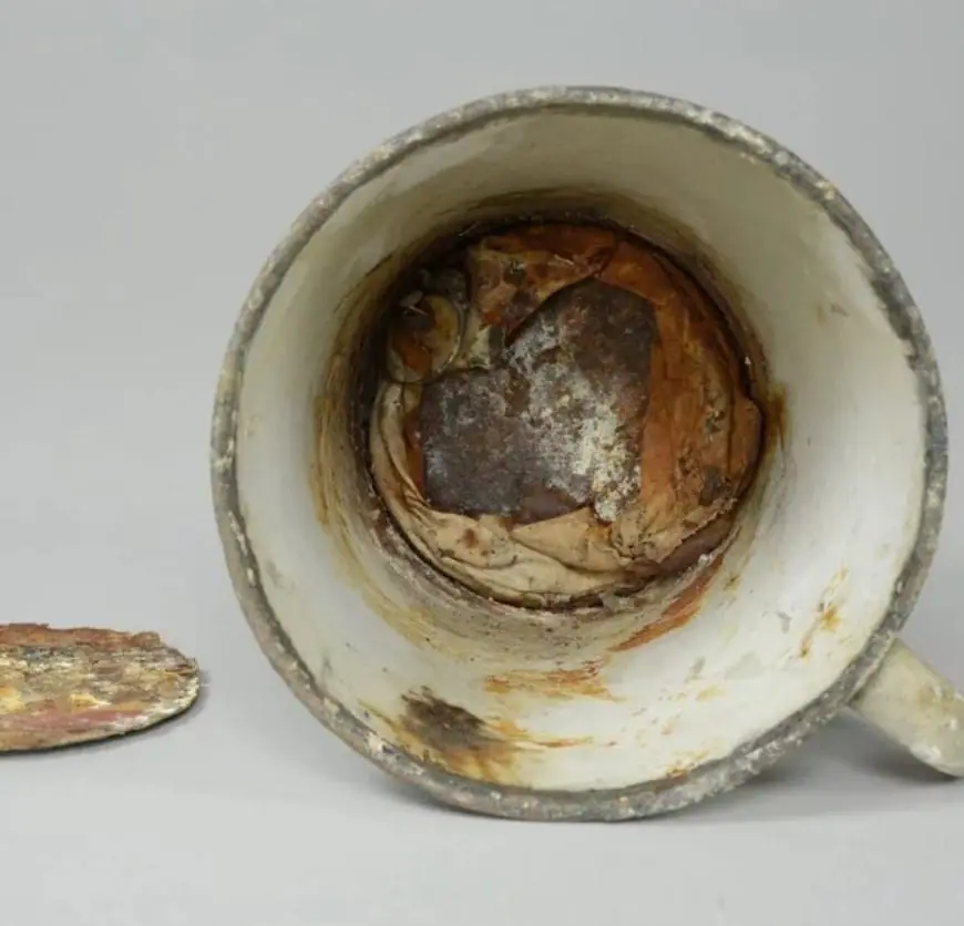 La tasse qui a ete exposee pendant 70 ans au musee dauschwitz commence a se decomposer recemment revelant une cachette secrete a linterieur 1.jpg